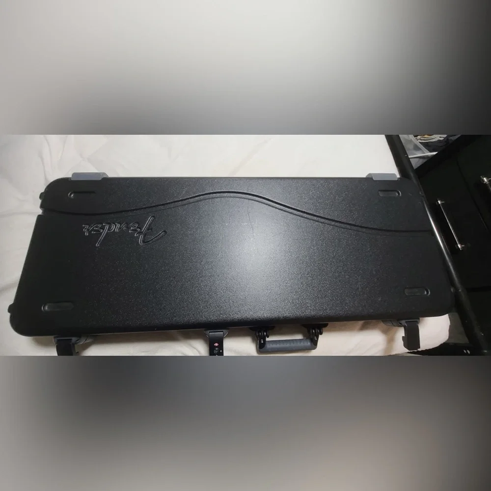 FENDER DELUXE MOLDED CASE - STRATOCASTER & TELECASTER